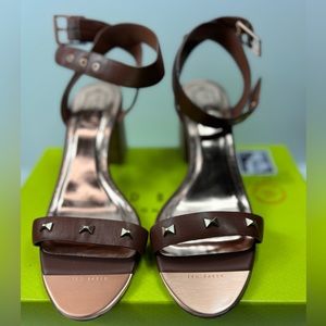 TED BAKER 38/7.5 Biah Brown Leather Wood Block Heel Ankle Sandle Bow Studs